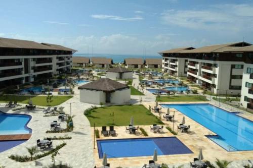 Bazén v ubytování Cupe Beach Living - Flat Luxo 2 suítes decorado térreo frente piscina nebo v jeho okolí