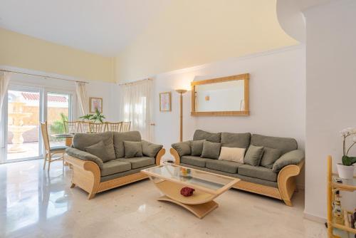 un salon avec deux canapés et une table dans l'établissement Villa Valentina - Renovated on Los Alamos Beach, à Torremolinos