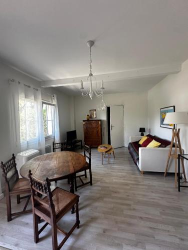 un salon avec une table et un canapé dans l'établissement Petite maison mitoyenne, clim, rénovée, calme, à Montpellier