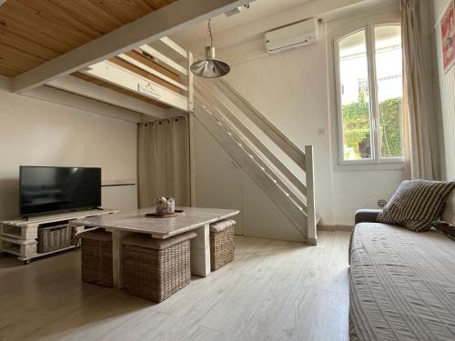 Телевизор и/или развлекательный центр в Appartement centre de Cassis