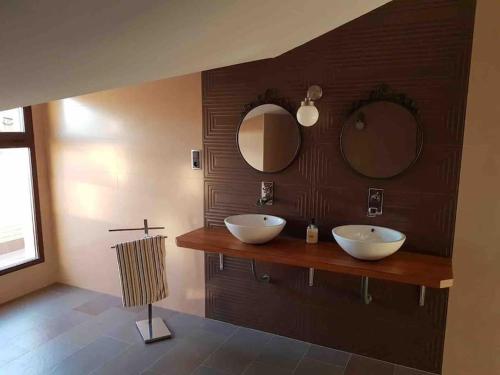 TotanésにあるCasa Rural AlMaの洗面台が2つと鏡が2つあるバスルーム