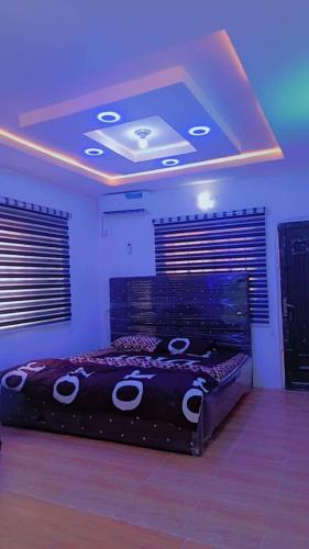 Postel nebo postele na pokoji v ubytování Fehintola Apartment