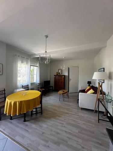 Et opholdsområde på Petite maison mitoyenne, clim, rénovée, calme