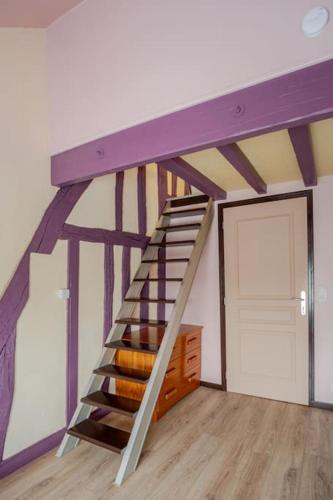 a loft bed with a staircase in a room at La Maison d'Emma, 10 p, grand spa, 1 h15 de Paris in Venon
