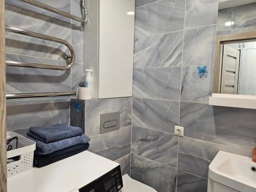 a bathroom with a toilet and a sink and a mirror at Draugyste Apartment in Šiauliai