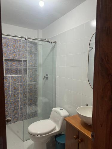 a bathroom with a toilet and a sink and a shower at Apartamento acogedor cerca al parque con balcón in Jardin