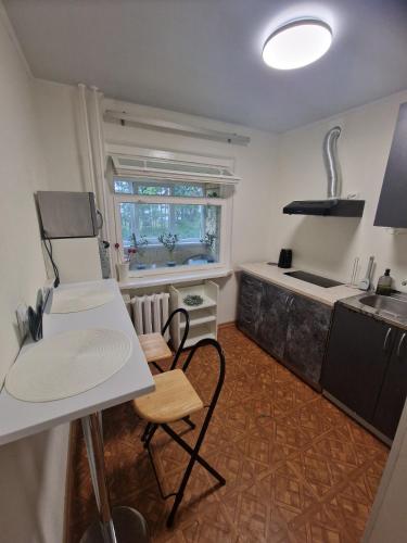 ナルヴァ・ヨエスーにあるApartment Sepa 14のキッチン(テーブル、椅子2脚、テーブル付)
