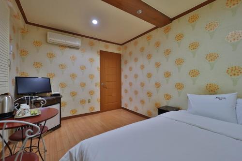 Giường trong phòng chung tại Theme Motel