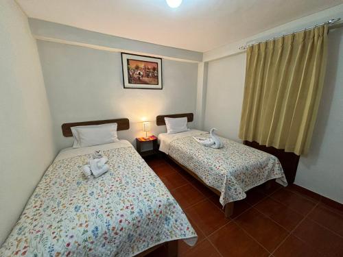 a bedroom with two beds with towels on them at Tambo Real Valle Sagrado in Yucay