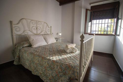 a bedroom with a bed and a window at Apartamento El Mirador del Parque in Setenil