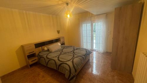 une chambre avec un lit et une grande fenêtre dans l'établissement Dom Nouvelle Vie, à Bergerac