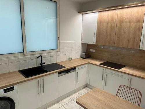 Kuchyň nebo kuchyňský kout v ubytování Golden House Cannes