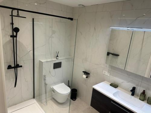 Koupelna v ubytování Golden House Cannes