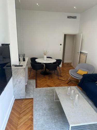 un salon avec une table et un canapé dans l'établissement Golden House Cannes, à Cannes