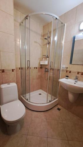 une salle de bains avec douche, toilettes et lavabo dans l'établissement Mountain View A23, à Bansko