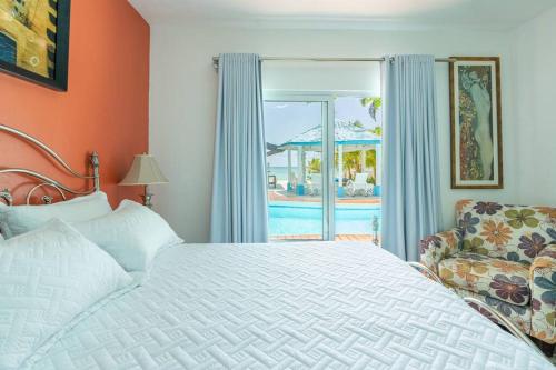 une chambre avec un lit et une vue sur une piscine dans l'établissement Dolce Casa, à Juan Dolio