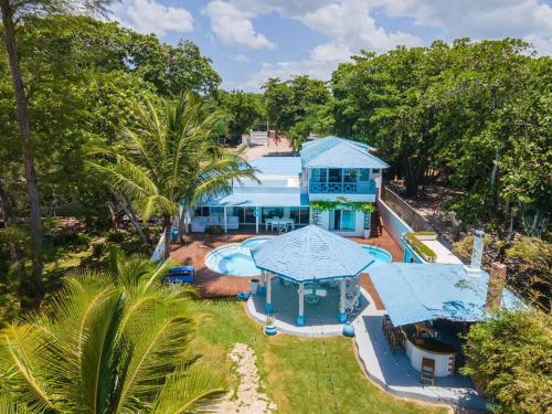vue aérienne d'une maison avec piscine dans l'établissement Dolce Casa, à Juan Dolio