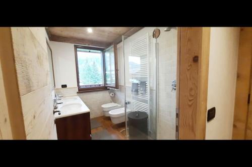 a bathroom with a toilet and a sink and a shower at 3BDRM Luxury Magic Flat near Cortina with Garage in Villanova
