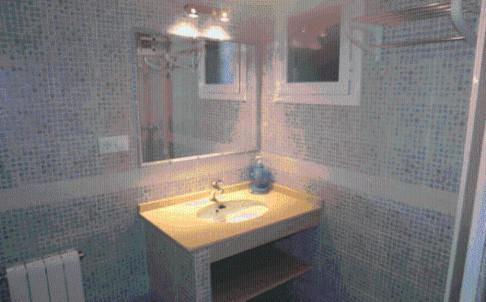 een badkamer met een wastafel en een spiegel bij Alojamiento rural la Bellosina in Cabezabellosa