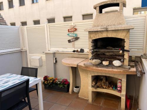 Dapur atau dapur kecil di Cozy Beach House with Pool & BBQ