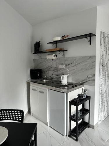 une cuisine avec une cuisinière et un comptoir dans l'établissement Studio Montreuil, à Montreuil