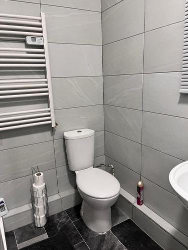 a bathroom with a toilet and a sink at HIVESTAYS Free Wi-Fi, Smart TV, Parking, Tea &Coffee in Kettering