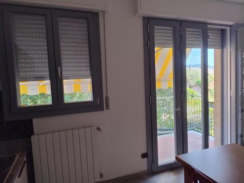 Balkoni atau teres di 5 Terre Italian Delight Black