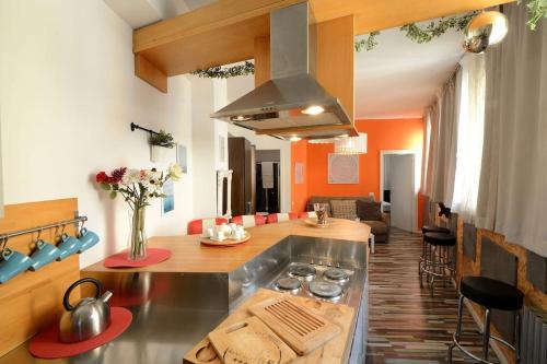 Argento, Bright Flat in The Center, 7 Guests, Parking & WiFi, Near to 3 Tram Lines and the Metro - well connected to Airports and to the Train Station