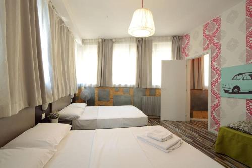 Argento, Bright Flat in The Center, 7 Guests, Parking & WiFi, Near to 3 Tram Lines and the Metro - well connected to Airports and to the Train Station