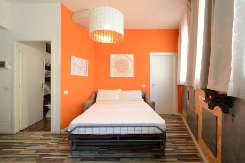 Argento, Bright Flat in The Center, 7 Guests, Parking & WiFi, Near to 3 Tram Lines and the Metro - well connected to Airports and to the Train Station