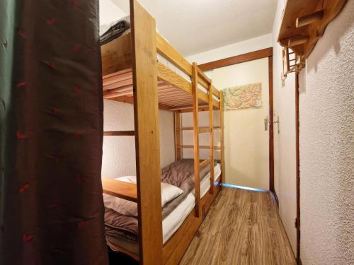 une chambre avec deux lits superposés dans l'établissement Chalet Club - Studio 2/3 personnes 17 m² MAE-2988, à Modane