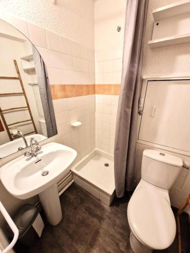 une salle de bain avec un lavabo, des toilettes et une douche dans l'établissement Chalet Club - Studio 2/3 personnes 17 m² MAE-2988, à Modane