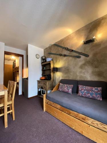 un salon avec un canapé et une table dans l'établissement Chalet Club - Studio 17 m² MAE-2985, à Modane