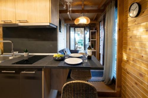 eine Küche mit einer großen Insel in einem winzigen Haus in der Unterkunft Sani Tree House in Sani Beach