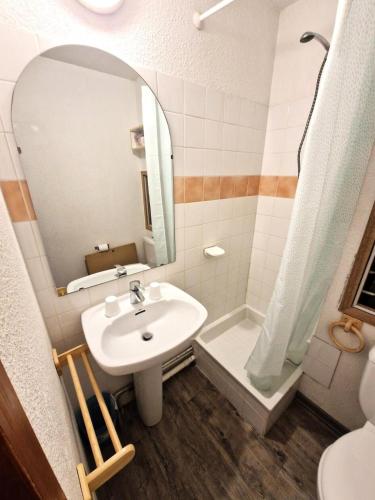 une salle de bain avec un lavabo, un miroir et une baignoire dans l'établissement Chalet Club - Studio 2/3personnes 17 m² MAE-2995, à Modane