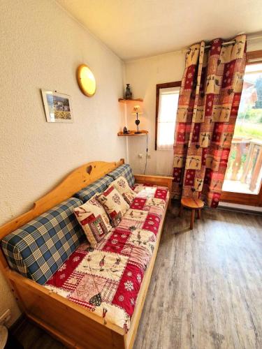 une chambre avec un lit et un canapé dans une pièce dans l'établissement Chalet Club - Studio 2/3personnes 17 m² MAE-2995, à Modane