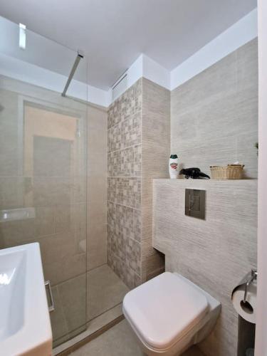 une salle de bains avec douche, toilettes et lavabo dans l'établissement Happy Yonder - Piața Romană - lângă metrou, à Bucarest