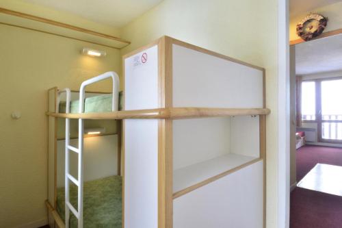 une chambre avec deux lits superposés dans une pièce dans l'établissement Résidence Callisto - Studio pour 4 Personnes 11, à Mâcot La Plagne