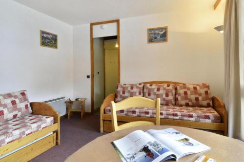 un salon avec un canapé et une table dans l'établissement Résidence Carroley B - Studio pour 4 Personnes 08, à Mâcot La Plagne