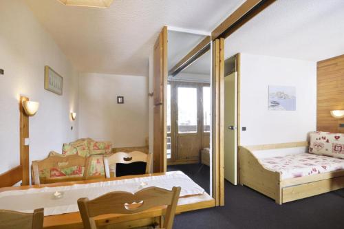 - une chambre avec un lit et un canapé dans l'établissement Residence 3000 - Studio pour 4 Personnes 16, à Mâcot La Plagne