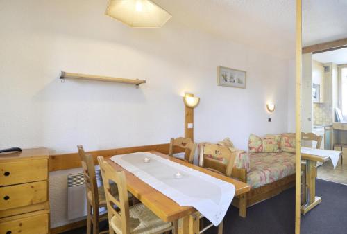 un salon avec une table et un canapé dans l'établissement Residence 3000 - Studio pour 4 Personnes 16, à Mâcot La Plagne