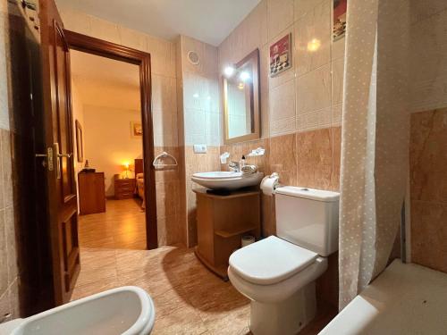 a bathroom with a white toilet and a sink at Almerimar Amplio Apartamento de 3 Habitaciones con Piscina, pista de padel, futbol y Garaje Cubierto para 2 Coches en Altas Entinas in Almerimar