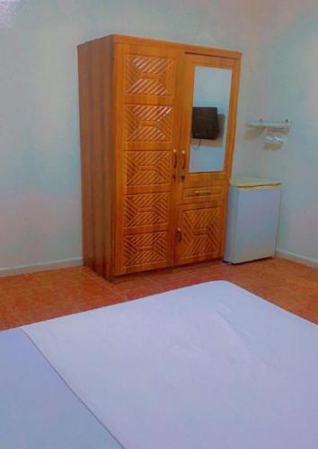 a room with a dresser and a wooden cabinet at Chez Maman Ouest Foire in Dakar