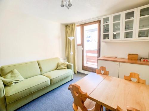un salon avec un canapé et une table dans l'établissement Résidence Plein Soleil - Studio lumineux avec balcon · Skis aux pieds MAE-7474, à Tignes