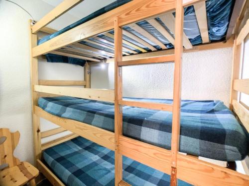 une chambre avec deux lits superposés dans l'établissement Résidence Plein Soleil - Studio lumineux avec balcon · Skis aux pieds MAE-7474, à Tignes