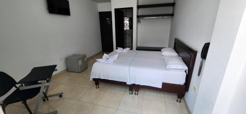 Una cama o camas en una habitación de Hotel Torres del Llano