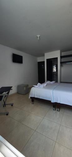 Una cama o camas en una habitación de Hotel Torres del Llano