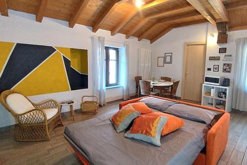 a bedroom with a large bed with orange pillows at Centro Storico - Casa con Wifi e Parcheggio a 100m in Saluzzo