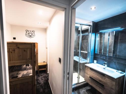 łazienka z umywalką i prysznicem w obiekcie Résidence Rond Point Des Pistes B - Appartement rénové·Départ et retour ski aux pieds· MAE-2414 w mieście Tignes