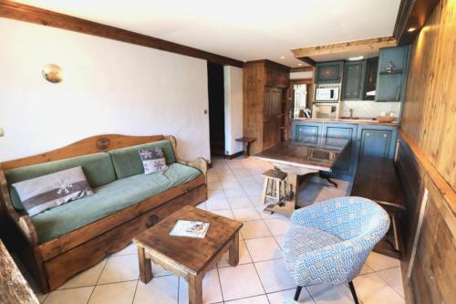 un salon avec un canapé et une table dans l'établissement Résidence Tour Du Lac - Appartement avec une vue dégagée MAE-2654, à Tignes